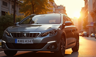 Peugeot 308 GT stationnée en ville en lumière dorée