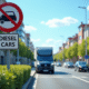 Rue urbaine avec panneau interdiction diesel et voiture électrique
